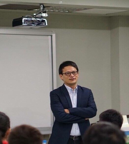 照片為羅義興副校長於無機化學課所攝照片